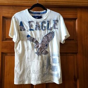 American Eagle Outfitters Men's White and Grey T-shirt size M